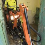 1321_Doosan-MiniExcavator-DX10Z-application-narrow_door_170111_090916_D501008_jpg