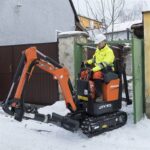 1322_Doosan-MiniExcavator-DX10Z-application-narrow_door_170111_092026_D501047_jpg